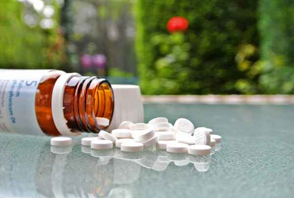 schüßler salze: tabletten und fläschchen