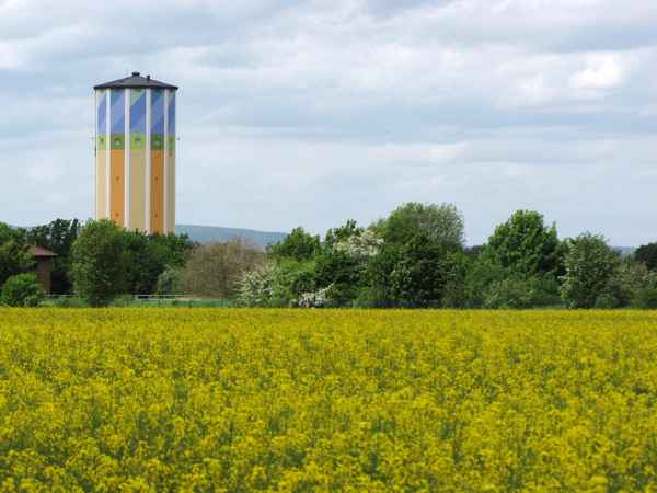 Wasserturm und Rapsfeld