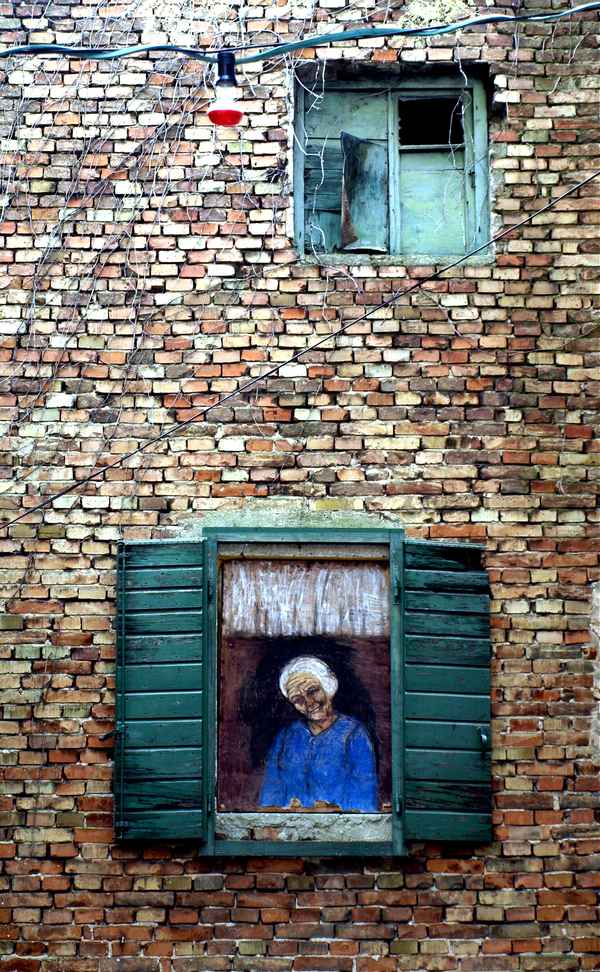 Oma schaut aus dem Fenster