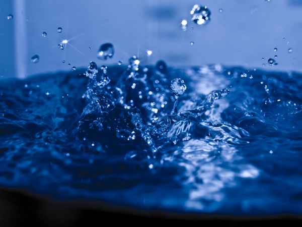 Wasserspiele in blau