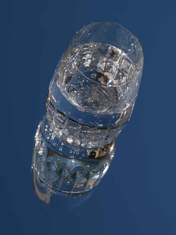 Glas mit Sprudelwasser