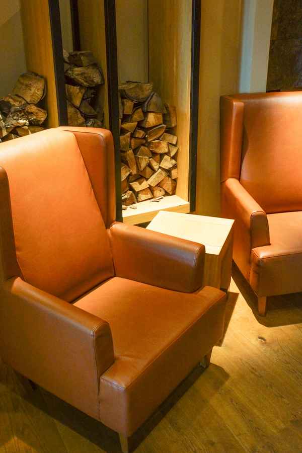Sessel vor dem Kamin