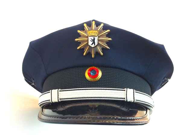 Kopfbedeckung Polizei Berlin / Pressefoto: Alexander Hauk