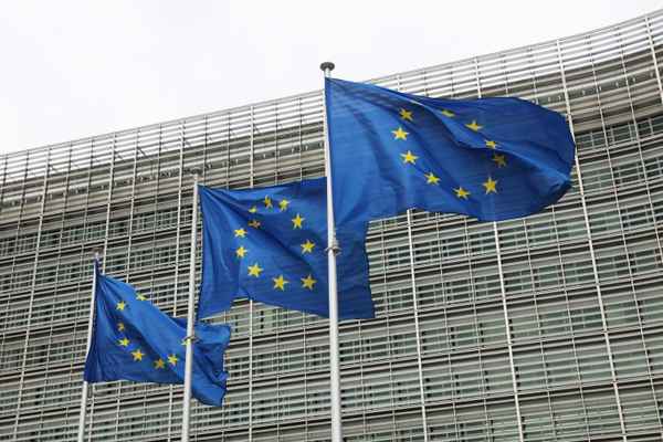 Flaggen vor dem EU-Parlament