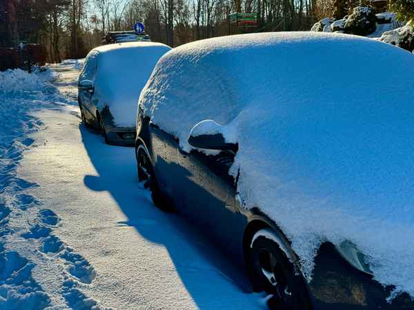 Schneebedekte Autos im Winter