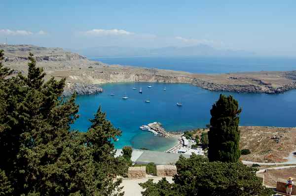 Hafen von Lindos, von der Akropolis aus gesehen