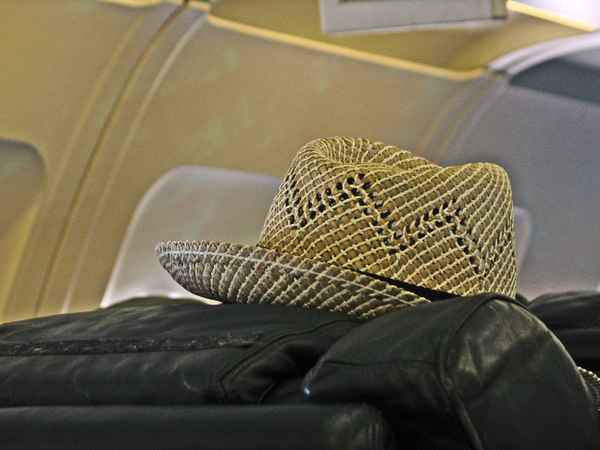 Hut im Flieger