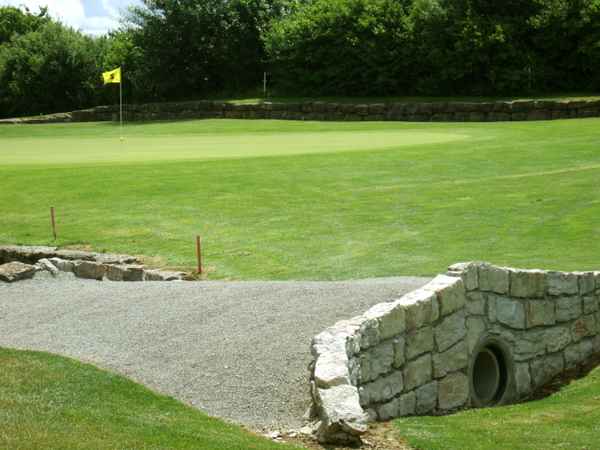 Golfplatz mit Brücke und Grün