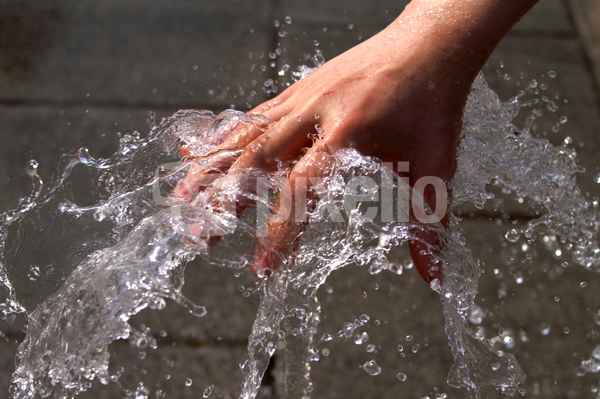 Hand und Wasser 1