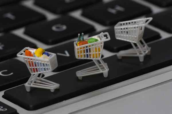 3 Einkaufswagen auf der Tasatatur