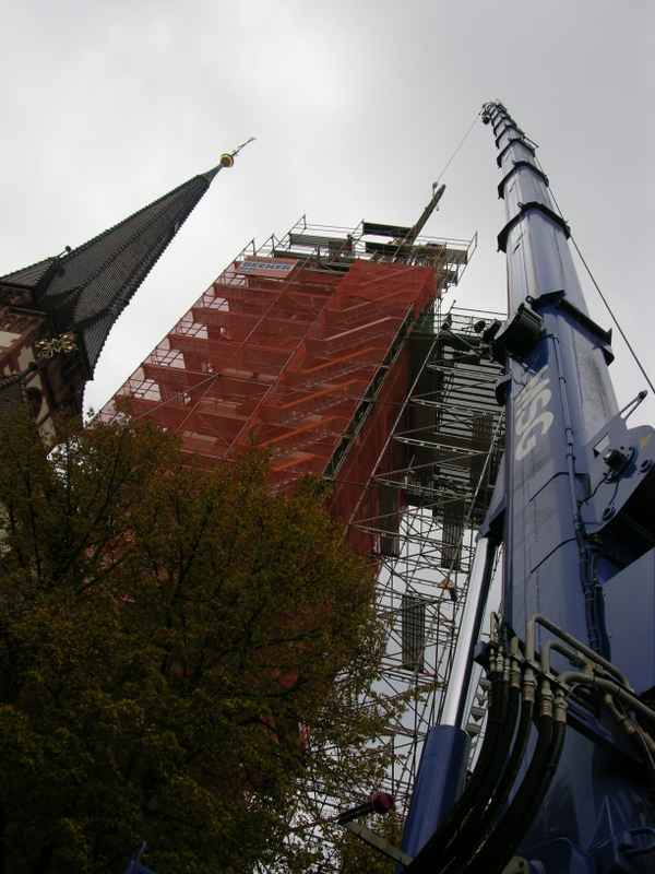 Kranausleger beim Einsatz an der Kirchturmspitze