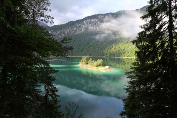Eibsee Insel im Sonnenlicht