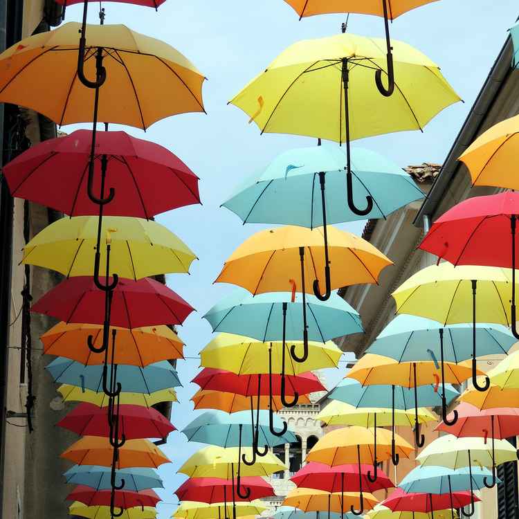 "FLIEGENDE SONNENSCHIRME"