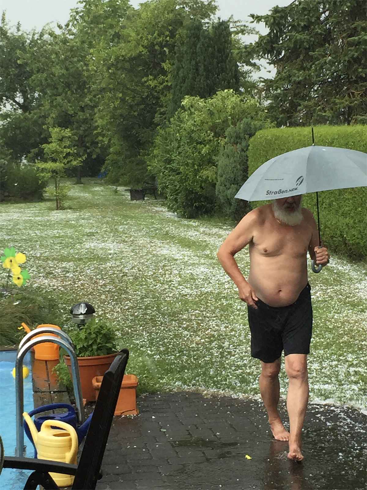 30 Grad uns es fällt Eis vom Himmel