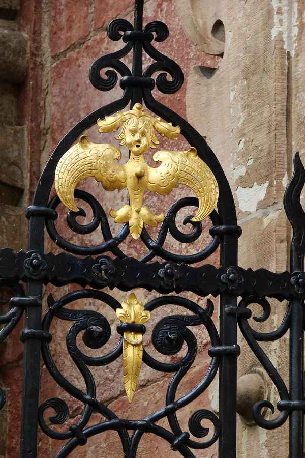 historische Torverzierung