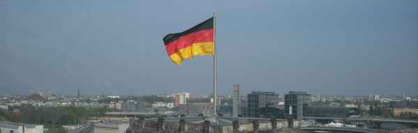 Deutschlandfahne über Berlin