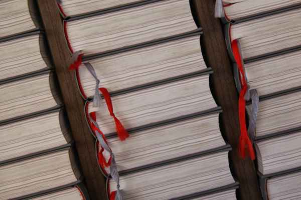 Gesangbücher in der Kirche