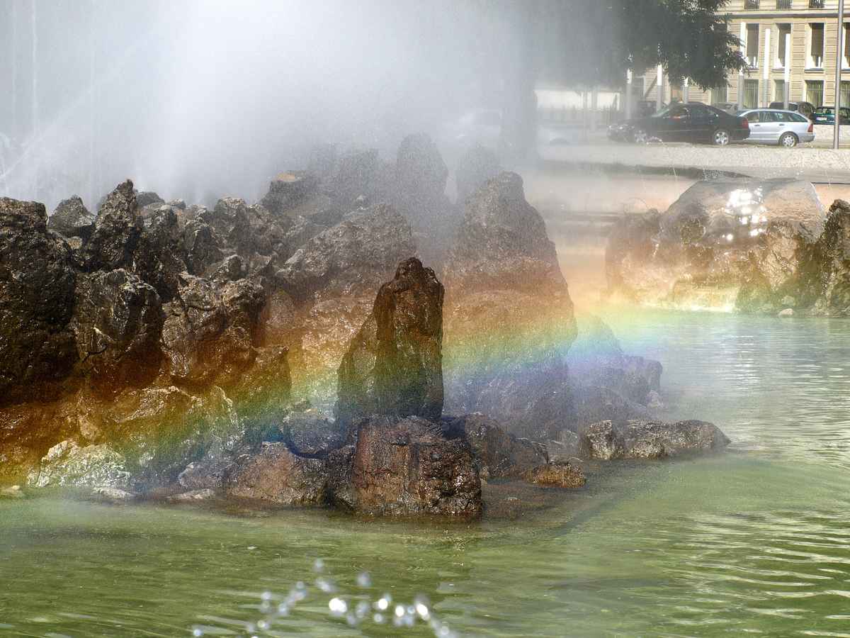 Regenbogen am Springbrunnen (sowjetisches Ehrenmal in Wien)