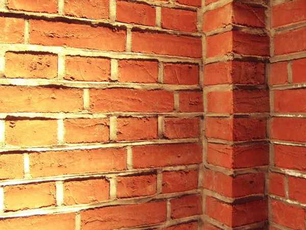 alte Backsteinwand mit Ecke, farbig