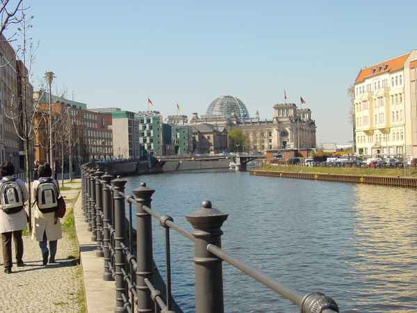 An der Spree mit Reichstag