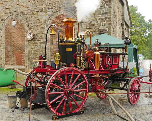 Uralte Dampf-Feuerspritze