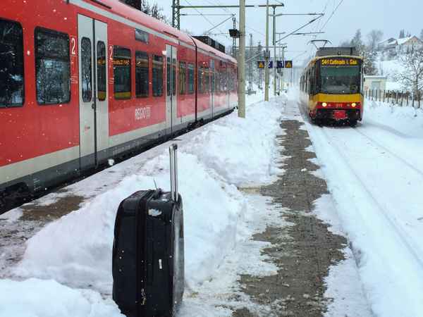 Winterlicher S-Bahnsteig mit Zügen