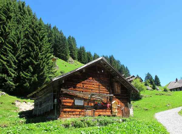 Romantische Berghütte am Weg