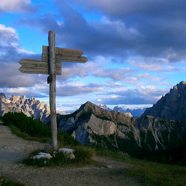 Wegweiser im Gebirge