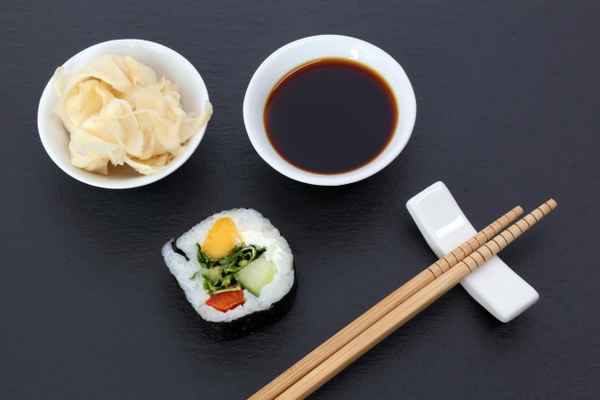 Sushi mit Stäbchen
