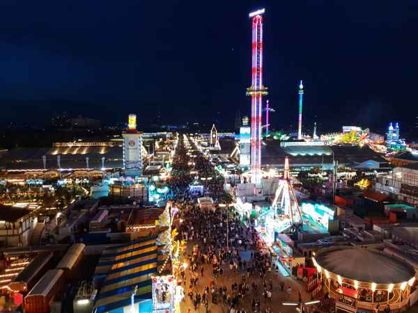 Wiesn bei Nacht