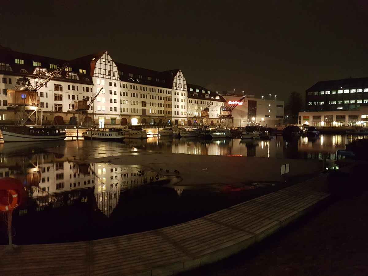 Tempelhofer Hafen an einem Winterabend
