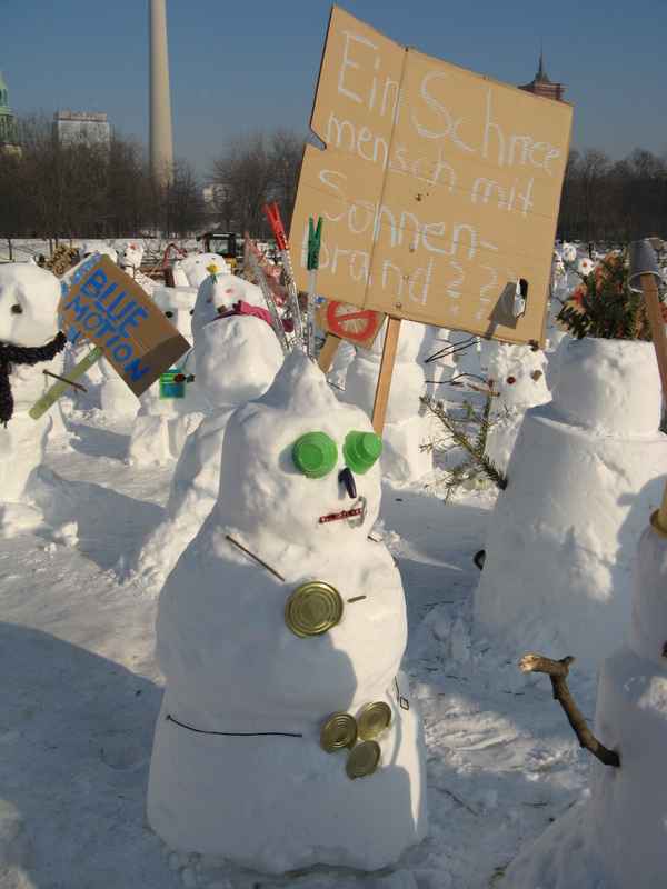 Protest der Schneemänner gegen die Erderwärmung