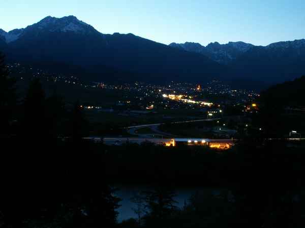 Imst in der Abenddämmerung