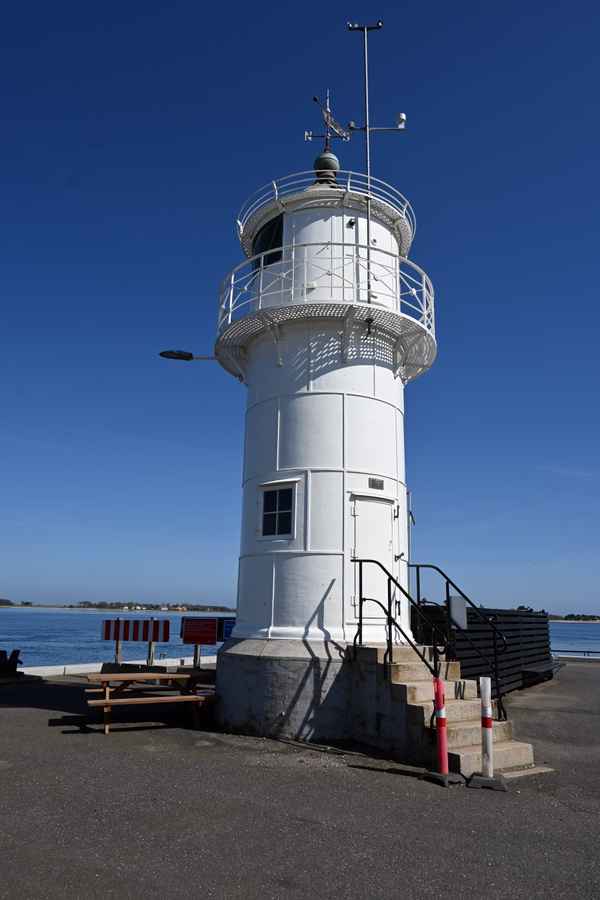 Leuchtturm am Hafen von Arosund