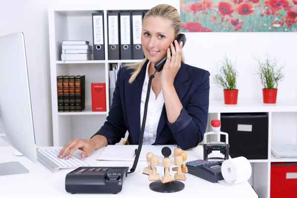 Mitarbeiterin im Büro