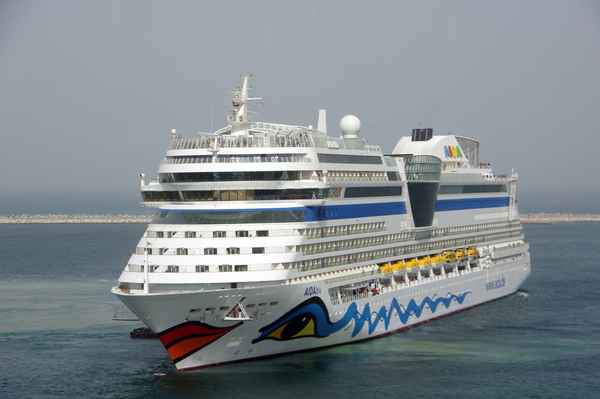 Hafeneinfahrt und Wendemanöver eines Kreuzfahrtriesen 6