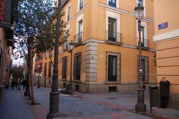 Alter Mann in der Gasse