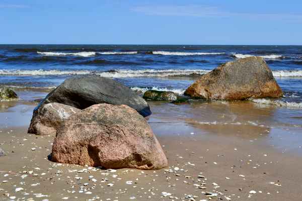 Findlinge am Meer