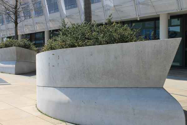 Blumenkübel in Schiffform