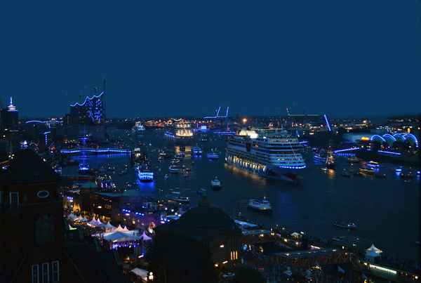 AIDAstella bei den Hamburg Cruise Days 2014 vor dem Fischmarkt