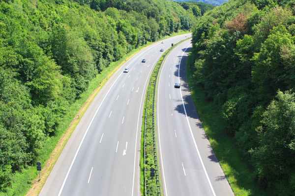 AUTOBAHN INS GRÜNE