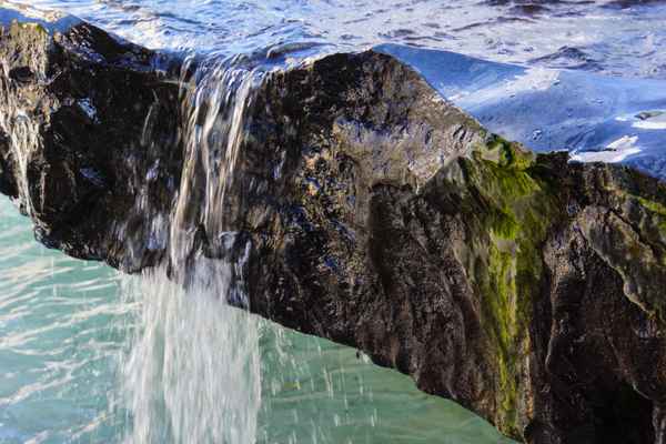 Lichtspiel Wasser und Stein