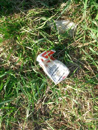  Zigarettenschachtel im Grass