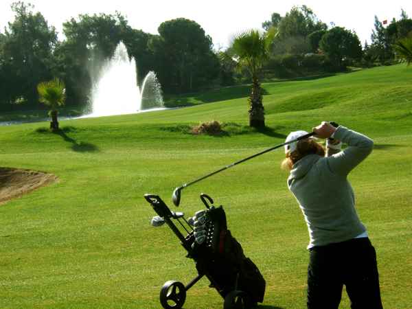 Golferin beim Fairway-Schlag