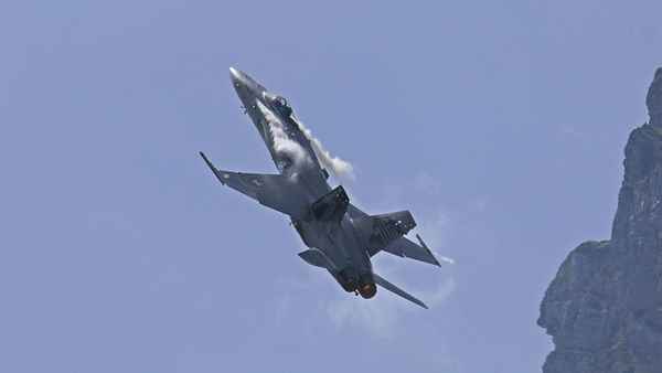 F18 im Steigflug