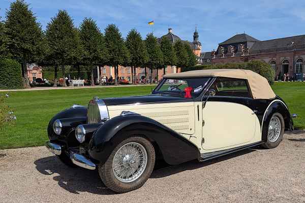 Eleganter Bugatti bei der ClassisGala 2025 im Schloßpark zu Schwetzingen