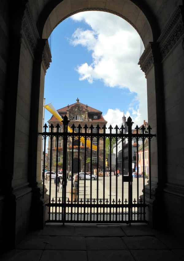 Speyer, Blick aus dem Dom auf den Domplatz