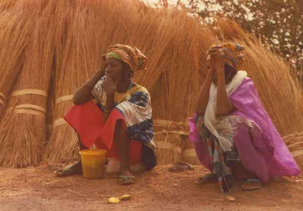 sitzende Frauen