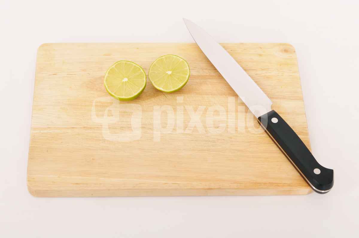 Limetten auf Holzbrett