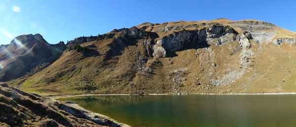 Herbstliche Stille in den Bergen